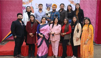 A batch of alumni posing together for a photo