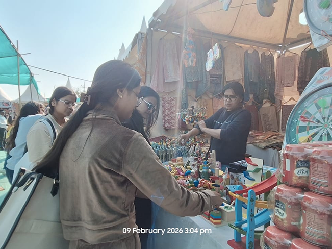 students observing artisan weaving 